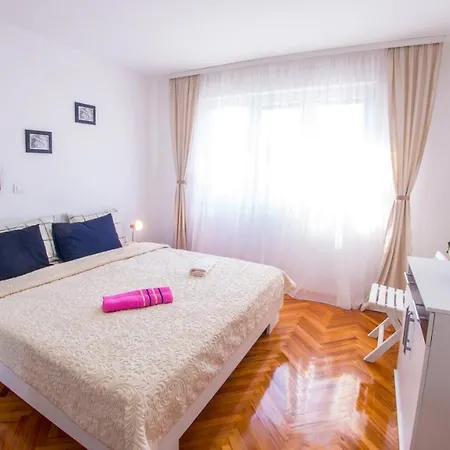 Elegant Avenue Escape