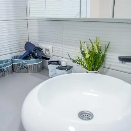 Elegant Avenue Escape