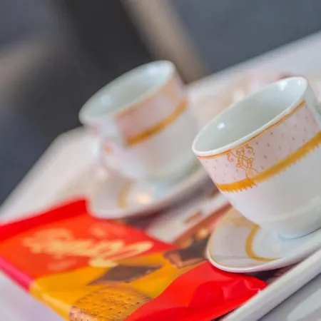 Elegant Avenue Escape מוסטר