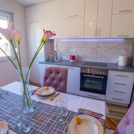 Elegant Avenue Escape